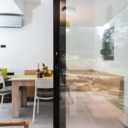 Sun House - Happy 度假居 Dragove